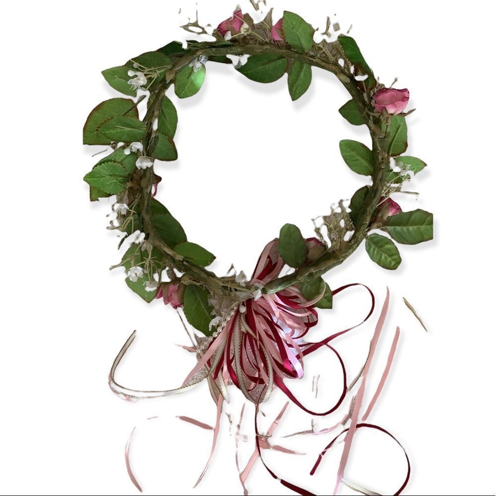 Rosebud and baby’s breath head wreath